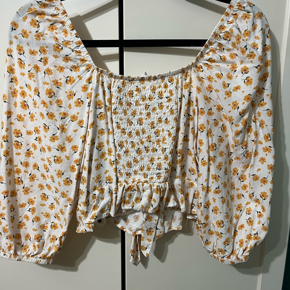 Macy’s Women’s crop top - Picture 3 of 4